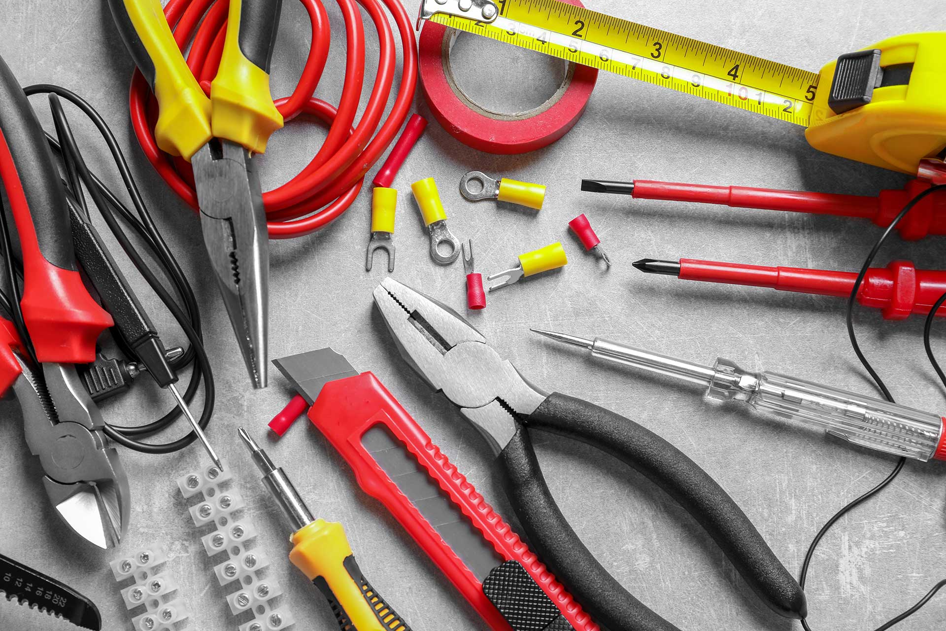 Elektroinstallateur:in